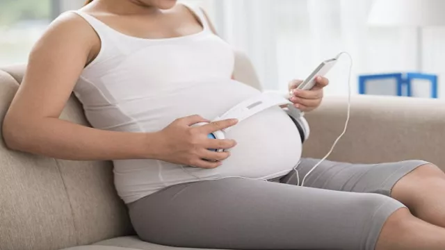 Benarkah Menempelkan Headset Saat Hamil Bikin Anak Cerdas? - GenPI.co Benarkah Menempelkan Headset Saat Hamil Bikin Anak Cerdas? - GenPI.co