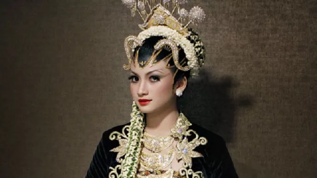 Sakral, Ini Makna Mahkota Pernikahan untuk Pengantin Wanita - GenPI.co Sakral, Ini Makna Mahkota Pernikahan untuk Pengantin Wanita - GenPI.co
