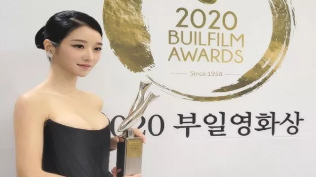 Wow! Tampil Kenakan Gaun Hitam Panjang, Seo Ye Ji Anggun Banget - GenPI.co