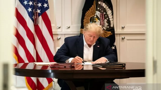 Gawat, Paru-paru Donald Trump Diberi Oksigen - GenPI.co Gawat, Paru-paru Donald Trump Diberi Oksigen - GenPI.co