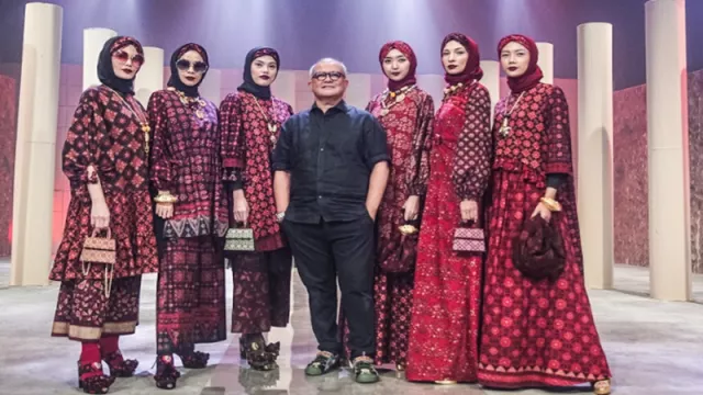 ISEF 2020 : Desainer Itang Yunasz Usung Batik Jambi - GenPI.co ISEF 2020 : Desainer Itang Yunasz Usung Batik Jambi - GenPI.co