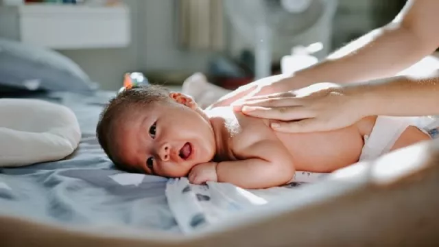 Pijat Bayi Banyak Manfaatnya, Bisa Tingkatkan Imunitas  - GenPI.co