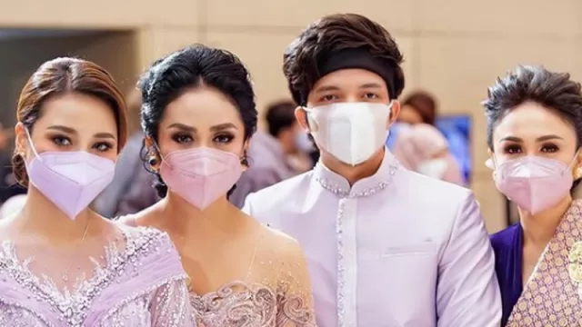 Kisah di Balik Gaun Krisdayanti saat Aurel Lamaran Bikin Meleleh - GenPI.co Kisah di Balik Gaun Krisdayanti saat Aurel Lamaran Bikin Meleleh - GenPI.co