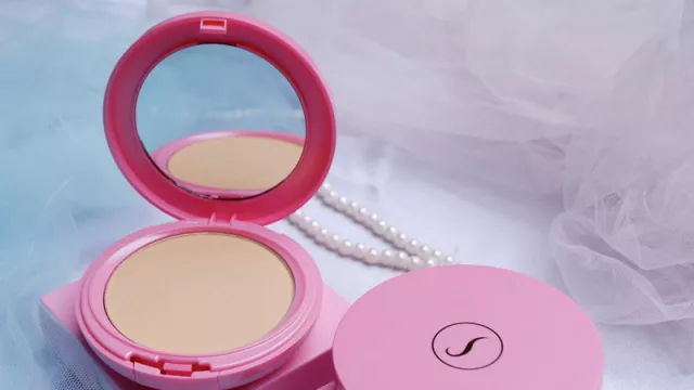 Siasati Makeup yang Kompleks dengan Two Way Cake Sarita Beauty - GenPI.co