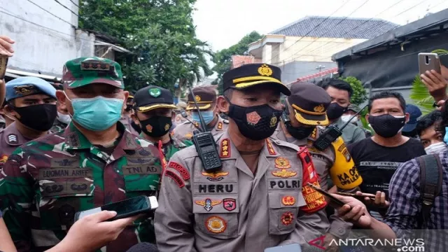 Polri dan TNI Bersatu, FPI Mati Kutu - GenPI.co Polri dan TNI Bersatu, FPI Mati Kutu - GenPI.co