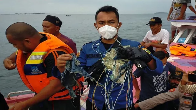 TNI AL Kerahkan KRI Bantu Pencarian Pesawat Sriwijaya yang Hilang - GenPI.co
