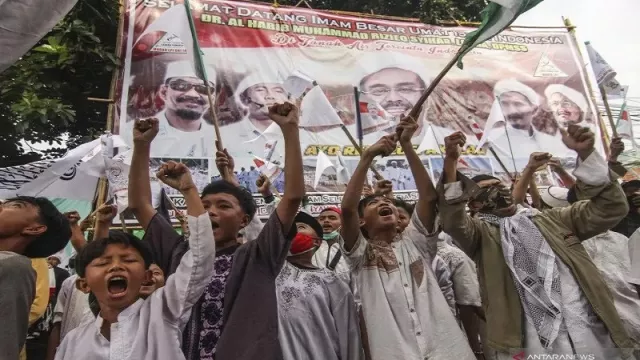 Pengamat Top Bilang Begini Soal Demo Ricuh FPI - GenPI.co Pengamat Top Bilang Begini Soal Demo Ricuh FPI - GenPI.co