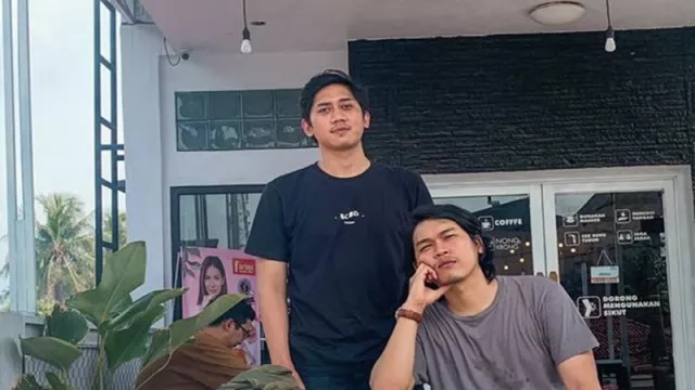 2 Cowok Ganteng Buka Kedai Kopi Ajen, Bisnisnya Hoki - GenPI.co