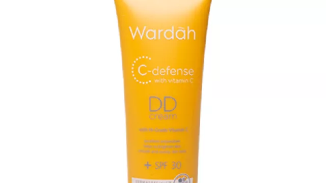 Wardah C-Defense DD Cream, Alas Bedak Praktis dan Kaya Manfaat - GenPI.co