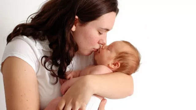 Moms, Ketahui 3 Dampak Buruk Mencium Bibir Bayi, Nomor 2 Bahaya! - GenPI.co