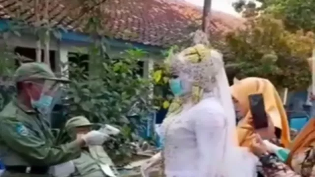 Viral! Calon Pengantin Nyoblos Pilkada Dulu Sebelum Nikah - GenPI.co