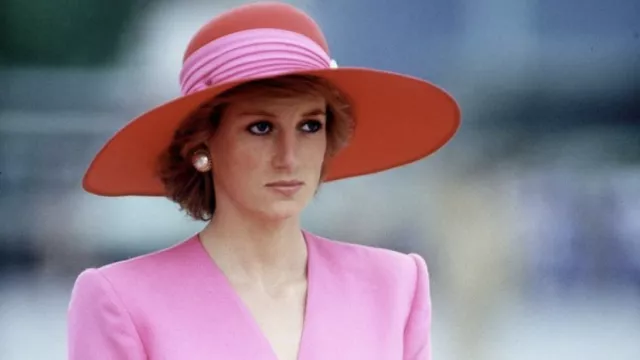 3 Gaya Bersahaja Putri Diana dengan Sweater Hangat, Tiru Nih! - GenPI.co