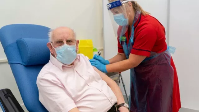 Wah! Kakek 90 Tahun Jadi Orang Pertama Vaksinasi di Inggris - GenPI.co