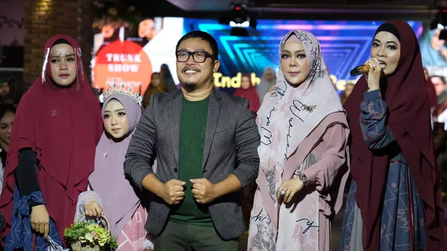Anggun Berhijab, Intip Koleksi Gamis Premium dengan Warna Lembut - GenPI.co
