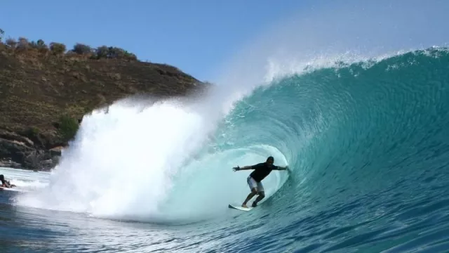 Pantai Bangko-Bangko, Lokasi Surfing Eksotis di NTB - GenPI.co