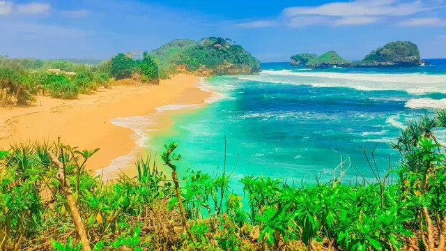 Pantai Goa Cina, Spot Camping Menawan di Malang  - GenPI.co