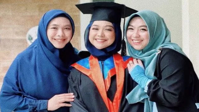 Ria Ricis Sarjana, Nih Deretan Fakta Perjuangannya Raih Gelar - GenPI.co