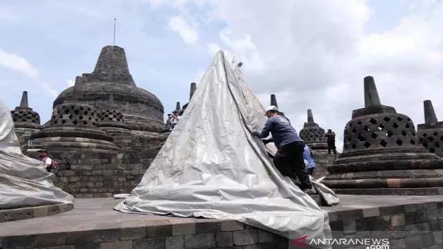Pemandangan Unik, Stupa Borobudur Ditutup Terpal - GenPI.co