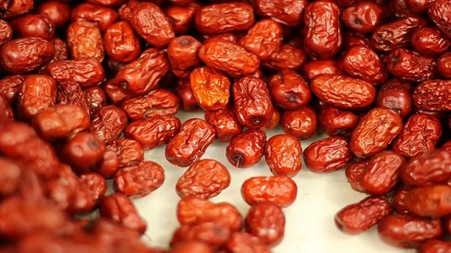 Camilan Imlek, Kurma Merah Khasiatnya Dahsyat - GenPI.co Camilan Imlek, Kurma Merah Khasiatnya Dahsyat - GenPI.co