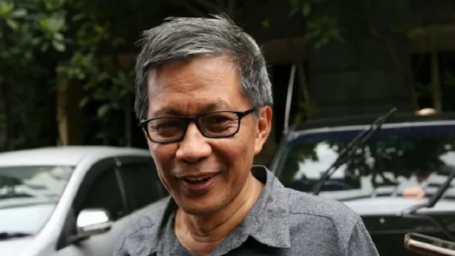 Rocky Gerung Sentil Jokowi, Revisi UU ITE Hanya Angin Surga - GenPI.co