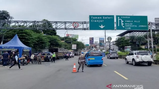 Hendak Liburak Ke Puncak, Ratusan Mobil Dipaksa Putar Balik  - GenPI.co