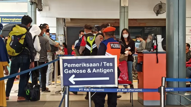Penumpang KA Antre Panjang saat Tes GeNose di Stasiun Pasar Senen - GenPI.co