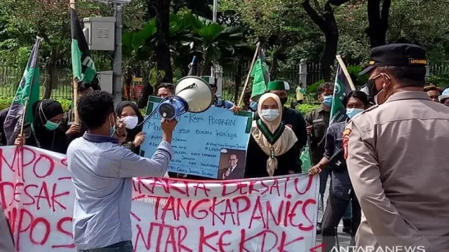 Mahasiswa Demo di Balai Kota, Tangkap Anies Baswedan - GenPI.co