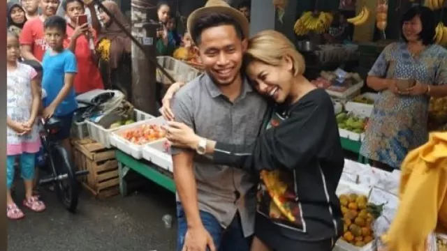 Tak Berdaya Dipeluk Nikita Mirzani, Andik Vermansah Rayu Istrinya - GenPI.co Tak Berdaya Dipeluk Nikita Mirzani, Andik Vermansah Rayu Istrinya - GenPI.co