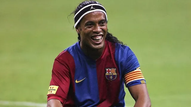Dikerubungi Wanita Seksi, Ronaldinho Fokus Jadi Rapper - GenPI.co