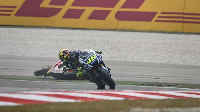 Rossi dan Marquez Sering Berkelahi, Bos MotoGP Mulai Nyerah - GenPI.co