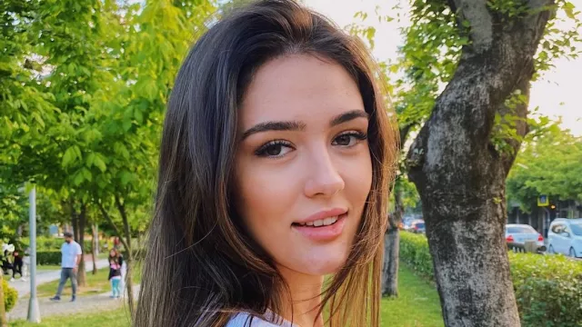 Zehra Gunes, Pevoli Cantik Turki yang Kulitnya Mulus Banget - GenPI.co