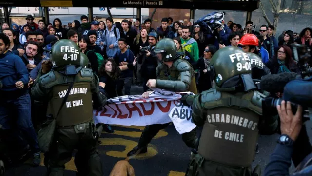 Protes Meletus di Chile, Gedung Dibakar, Polisi di Mana-mana - GenPI.co Protes Meletus di Chile, Gedung Dibakar, Polisi di Mana-mana - GenPI.co