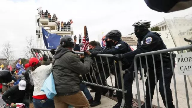 300 Warga AS Terlibat Kerusuhan Capitol, Biden Menangis Lihat Ini - GenPI.co