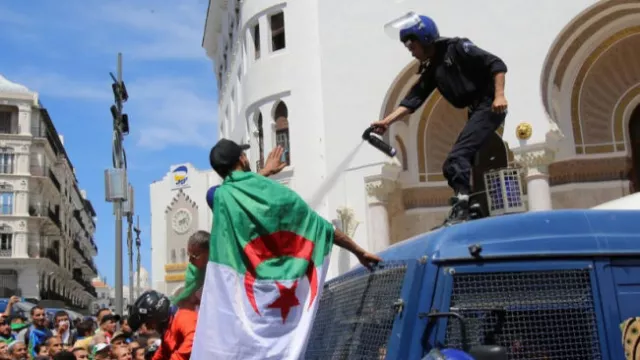 Aljazair Ricuh, Pedemo Turun ke Jalan Lawan Polisi dengan Tangan - GenPI.co