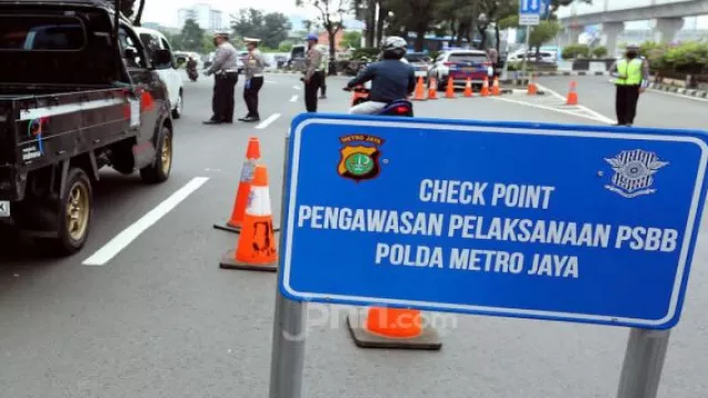 Langgar PSBB, 44 Warga Jaksel Bersih-bersih Jalan Raya - GenPI.co