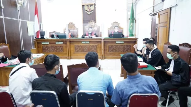 Menggelegar, Hakim Cecar Oknum Pembakar Gedung Kejagung, Jleb Duh - GenPI.co