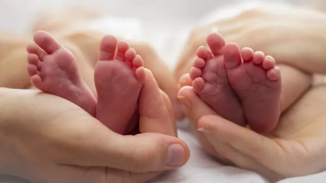 101 Hari Berpisah, Kisah Ibu Dipertemukan dengan Anak Kembar Siam - GenPI.co