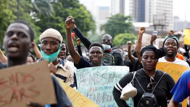 Brutal! Polisi Tembakkan Peluru pada Pedemo di Nigeria - GenPI.co Brutal! Polisi Tembakkan Peluru pada Pedemo di Nigeria - GenPI.co
