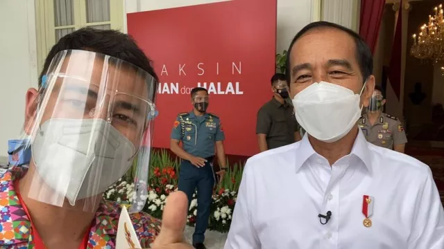 Jokowi Bersama Sultan Andara Terima Suntikan Dosis Pertama Vaksin - GenPI.co