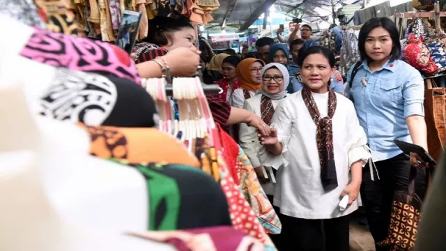 Teriakan Lantang Rocky Gerung Telak, Seret Puan & Iriana Jokowi - GenPI.co