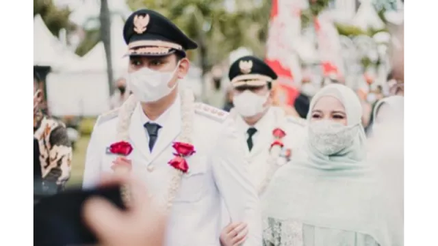 Suami Dilantik jadi Bupati Kendal, Chacha Frederica Tampil Anggun - GenPI.co Suami Dilantik jadi Bupati Kendal, Chacha Frederica Tampil Anggun - GenPI.co