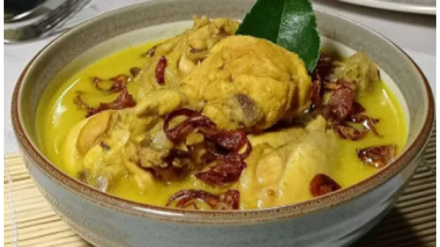 Resep Opor Ayam, Aroma Kayu Manis Salam Daun Jeruk Gugah Selera - GenPI.co