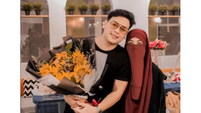 Diterpa Isu Poligami, Intip Foto Romantisnya Natta Reza dan Istri - GenPI.co