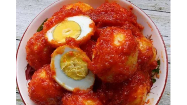 Resep Telur Balado Merah & Lezat, Rahasianya Pakai Terasi, Bunda - GenPI.co