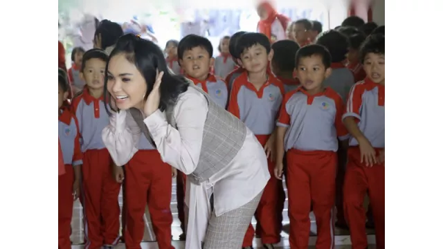 Cantik dan Mulia, Yuni Shara Bangun Sekolah Dengan SPP Terjangkau - GenPI.co