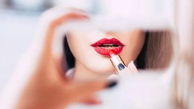 3 Tips Bikin Warna Lipstik Bisa Tahan Lama, Tak Perlu Touch Up! - GenPI.co