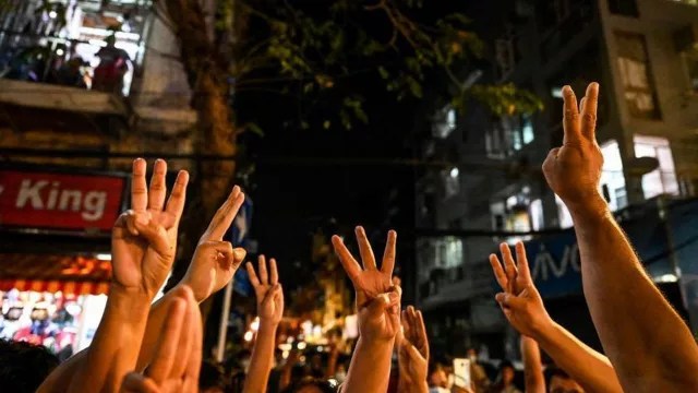 Ribuan Rakyat Myanmar Acungkan 3 Jari ke Militer, Maknanya OMG! - GenPI.co