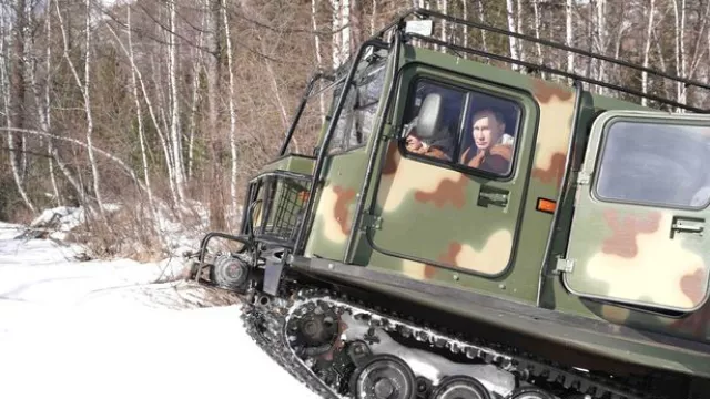 Putin Kendarai Tank, Biden Jatuh di Air Force One - GenPI.co