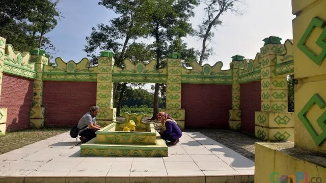 Makam Legenda Puteri Kaca Mayang di Riau Jadi Wisata Religi - GenPI.co