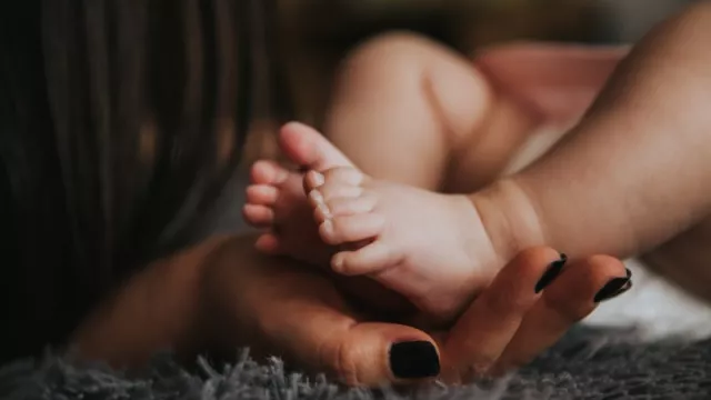 Benarkah Mitos Melahirkan Secara Sesar Bikin Calon Ibu Takut? - GenPI.co